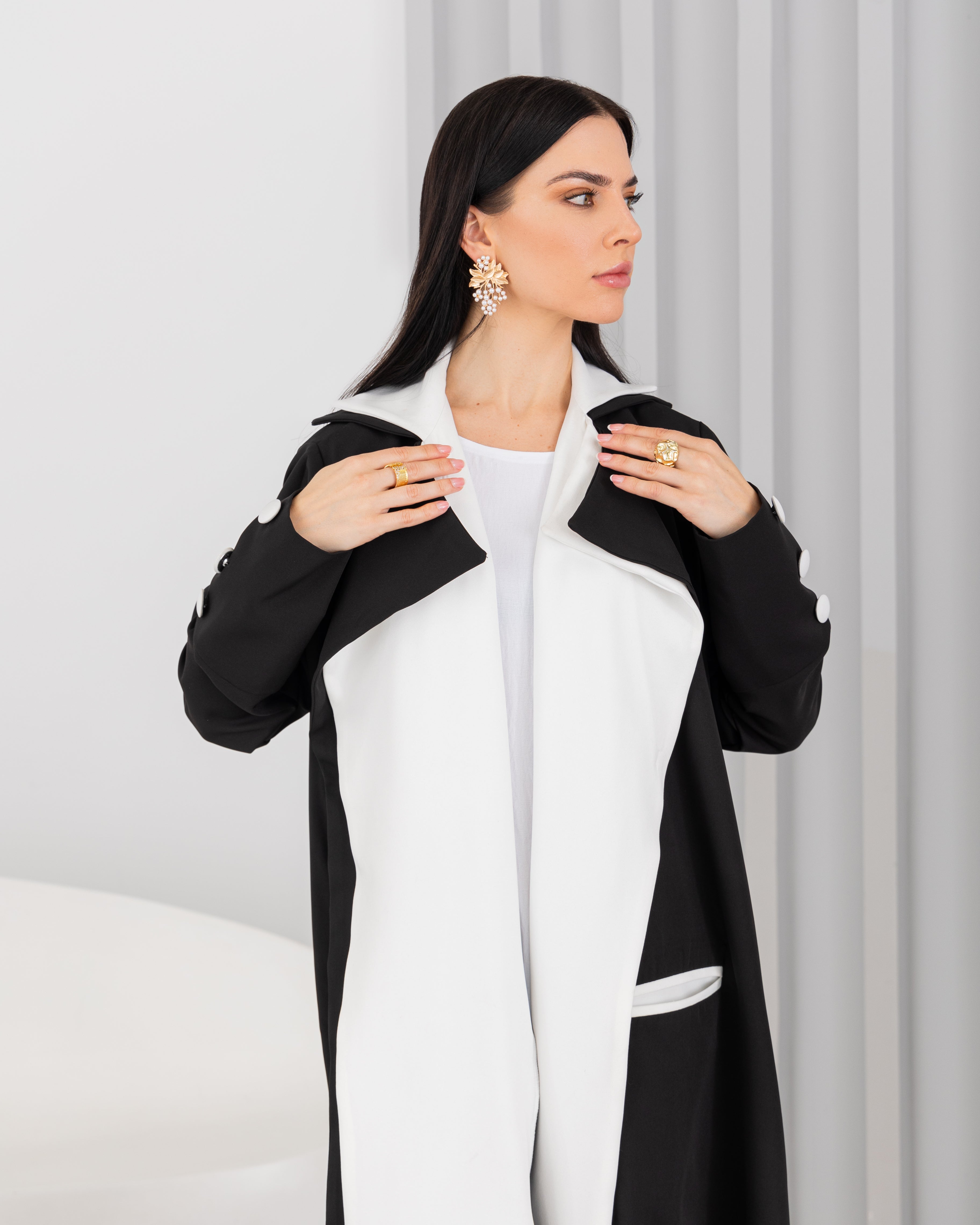 Double lapel abaya.